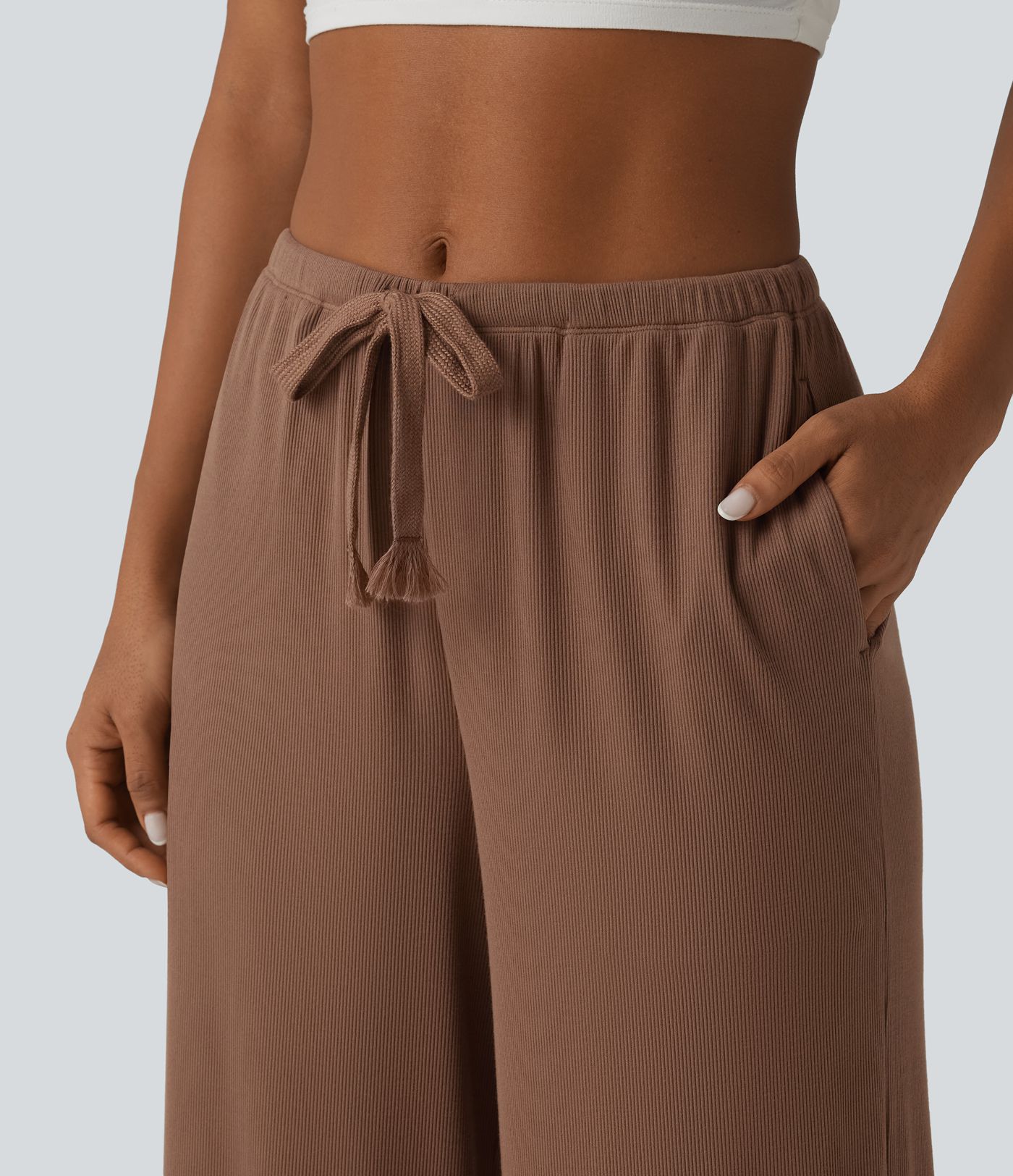 Pantaloni casual larghi in maglia a coste ad alta elasticità, vita media, con coulisse e tasche.