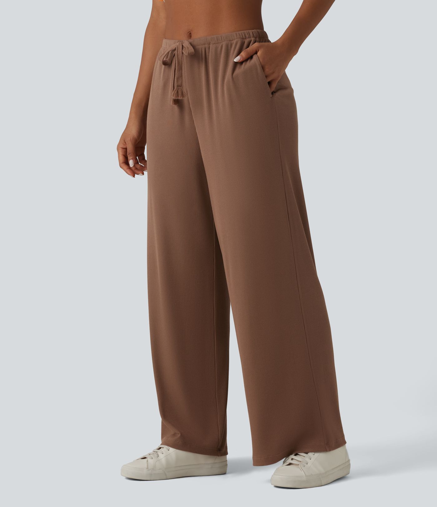 Pantaloni casual larghi in maglia a coste ad alta elasticità, vita media, con coulisse e tasche.