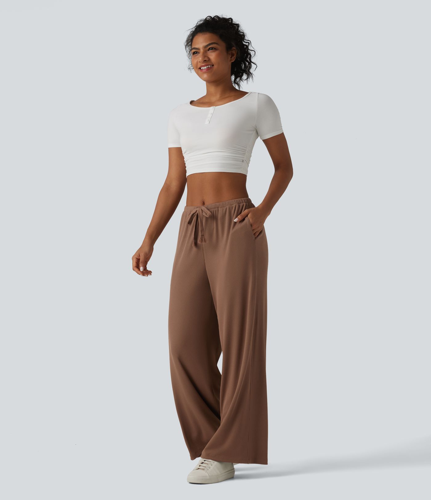 Pantaloni casual larghi in maglia a coste ad alta elasticità, vita media, con coulisse e tasche.