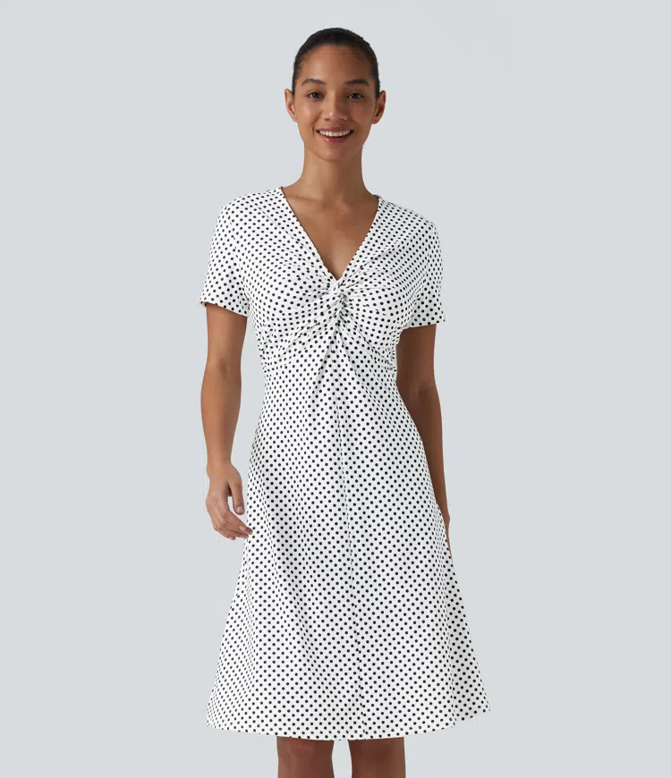 Lässiges, knielanges Kleid mit V-Ausschnitt, kurzen Ärmeln und Polka-Dot-Design