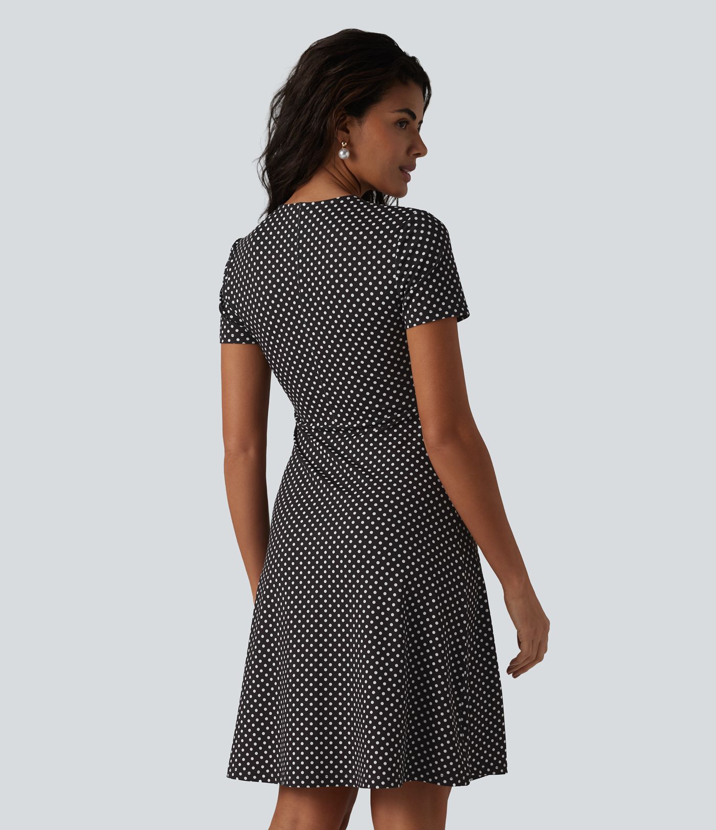 Robe casual à col V, manches courtes et imprimé à pois longueur genou