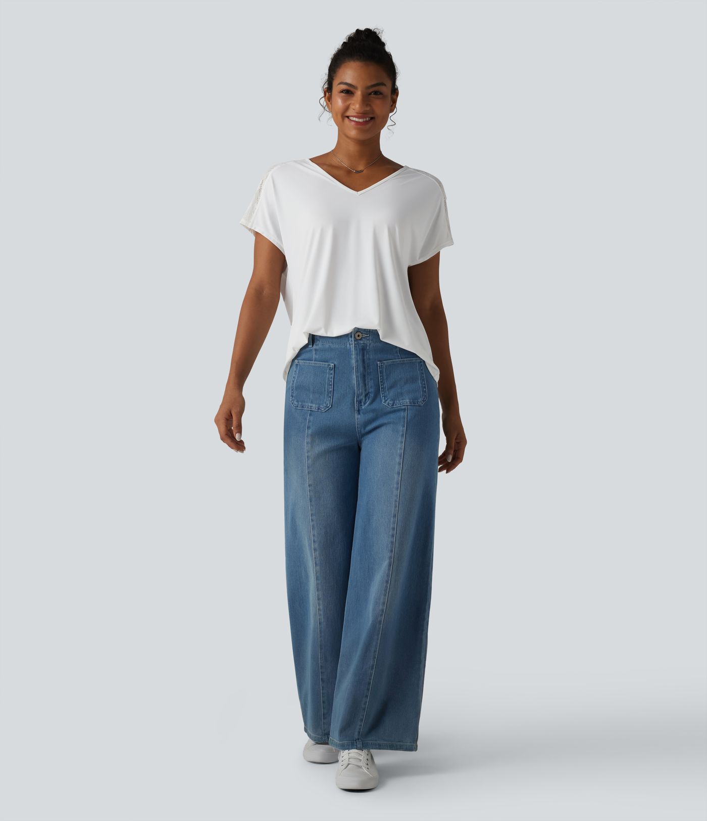 Top décontracté à col en V, manches chauve-souris courtes, dentelle contrastée, toucher frais, séchage rapide — UPF50+