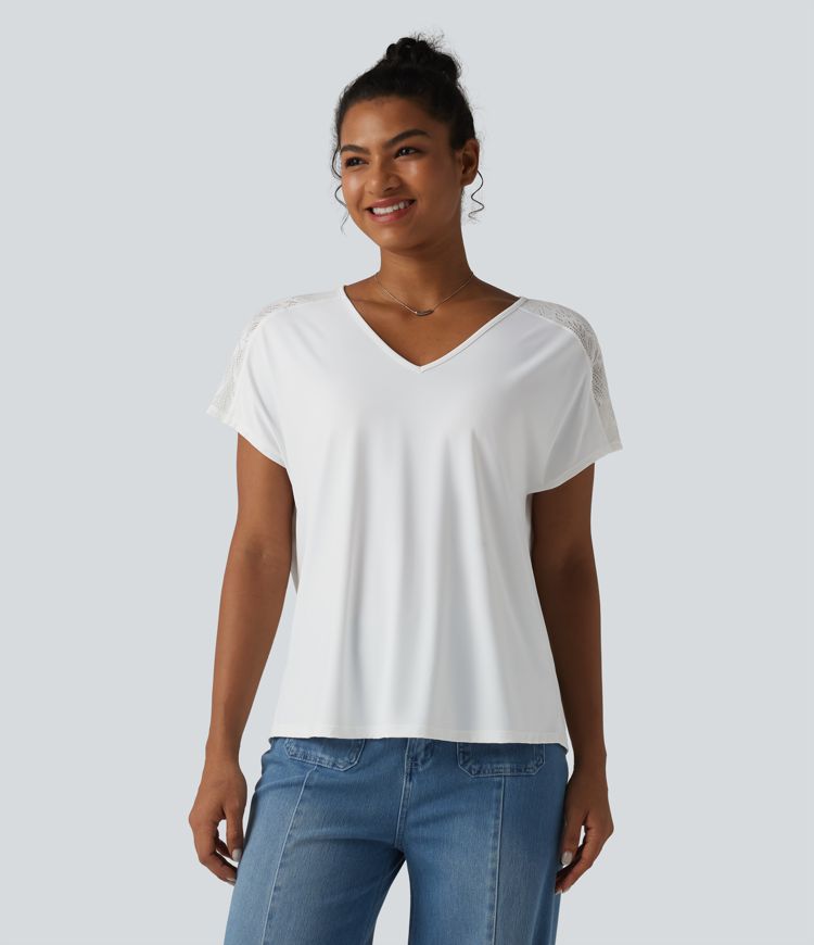 Top décontracté à col en V, manches chauve-souris courtes, dentelle contrastée, toucher frais, séchage rapide — UPF50+