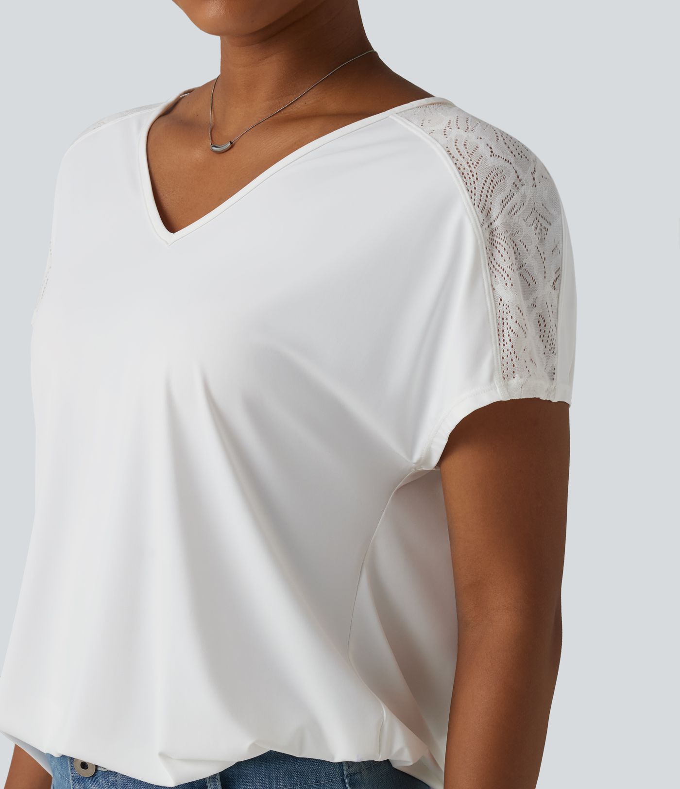 Top décontracté à col en V, manches chauve-souris courtes, dentelle contrastée, toucher frais, séchage rapide — UPF50+