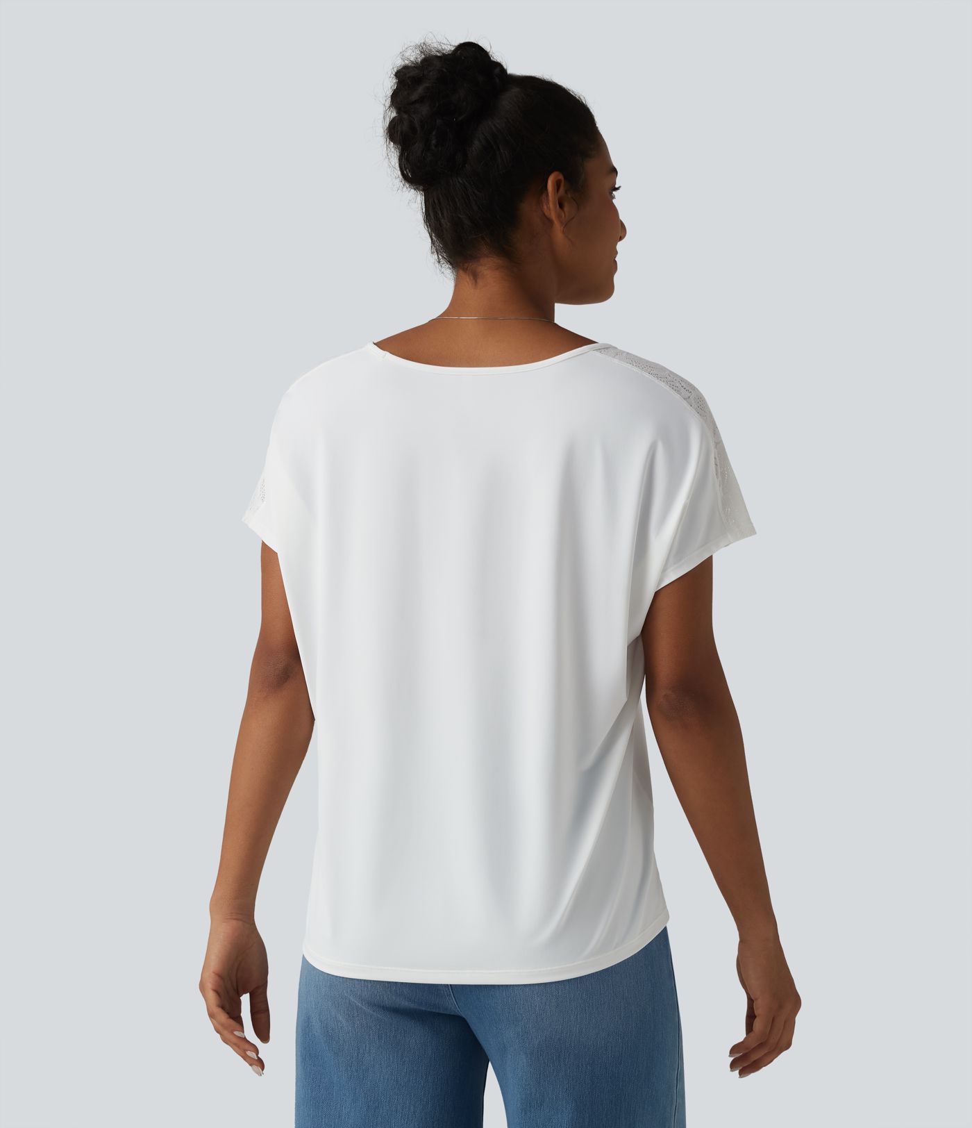 Top décontracté à col en V, manches chauve-souris courtes, dentelle contrastée, toucher frais, séchage rapide — UPF50+