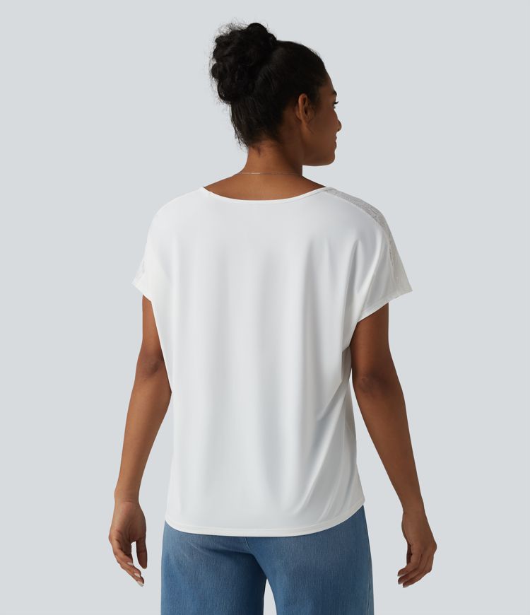 Top décontracté à col en V, manches chauve-souris courtes, dentelle contrastée, toucher frais, séchage rapide — UPF50+