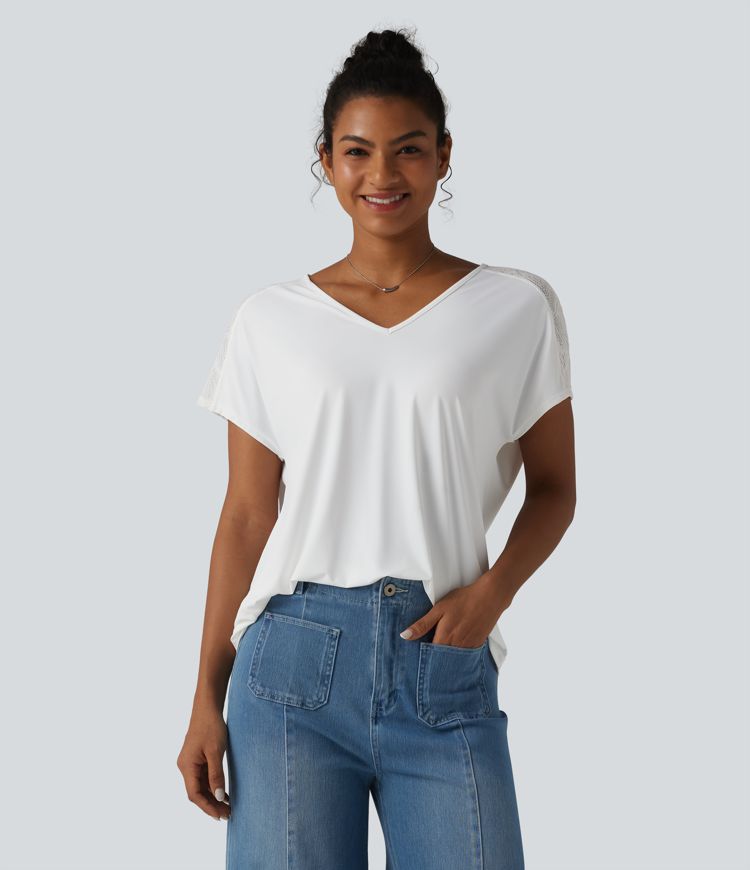 Top décontracté à col en V, manches chauve-souris courtes, dentelle contrastée, toucher frais, séchage rapide — UPF50+