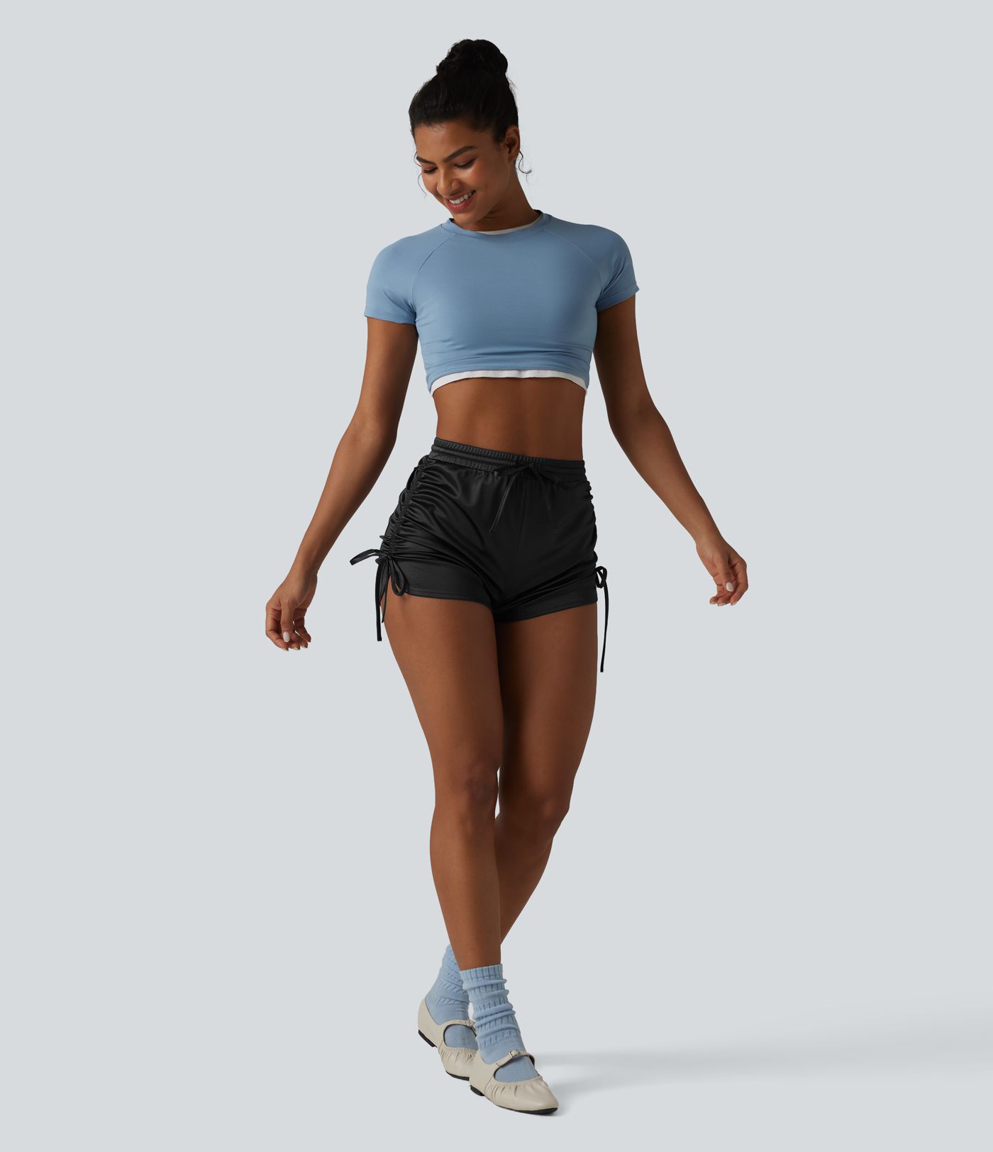 Lässige, geraffte Shorts aus Satin mit hohem Bund, Gesäßtasche und Kordelzug