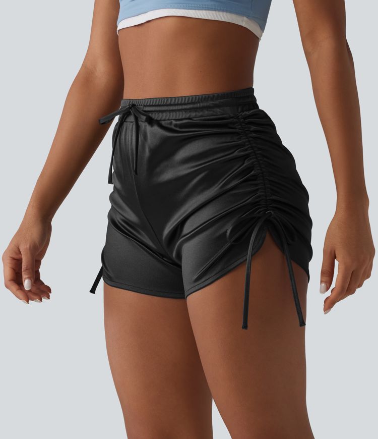 Lässige, geraffte Shorts aus Satin mit hohem Bund, Gesäßtasche und Kordelzug