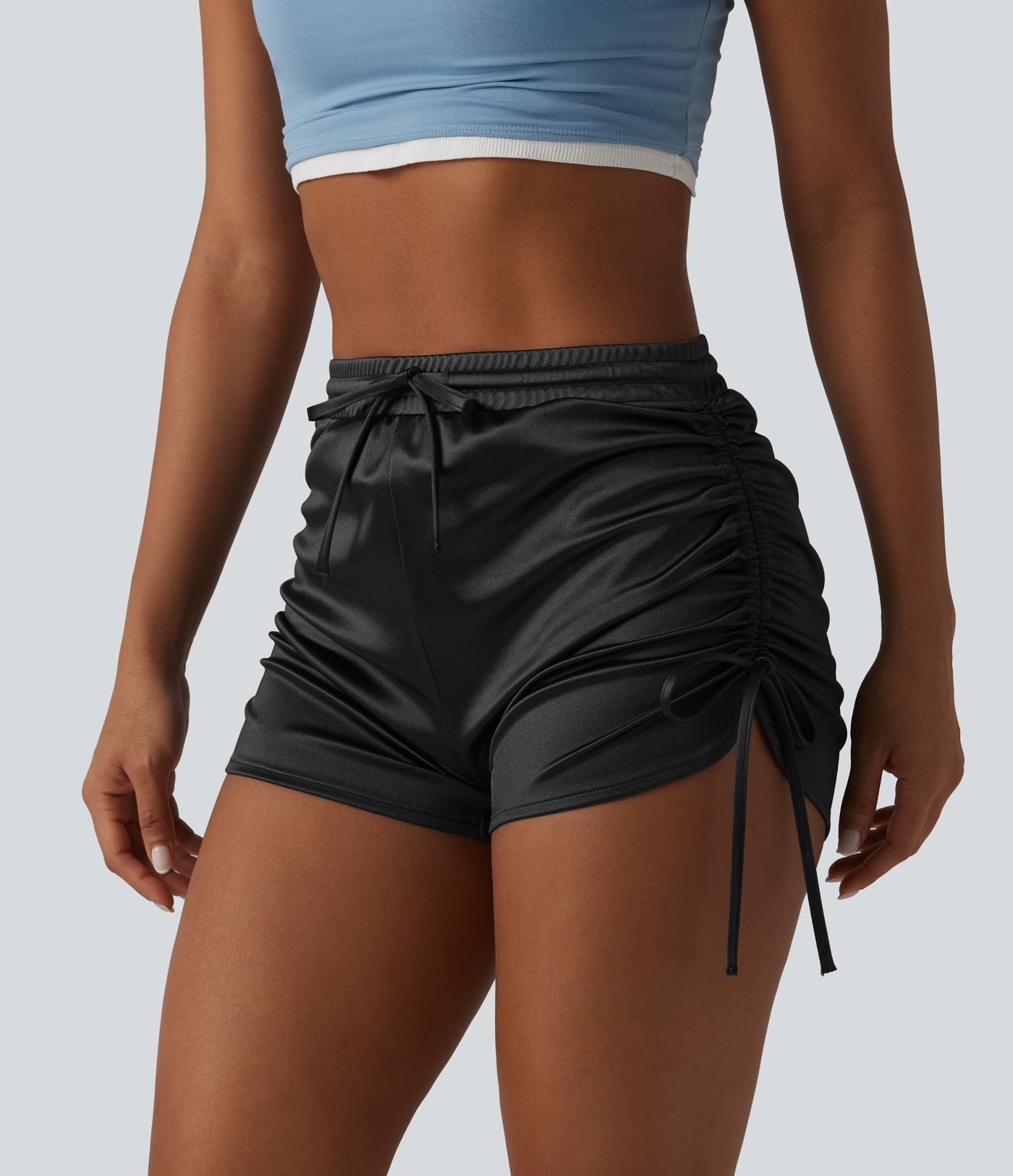 Lässige, geraffte Shorts aus Satin mit hohem Bund, Gesäßtasche und Kordelzug