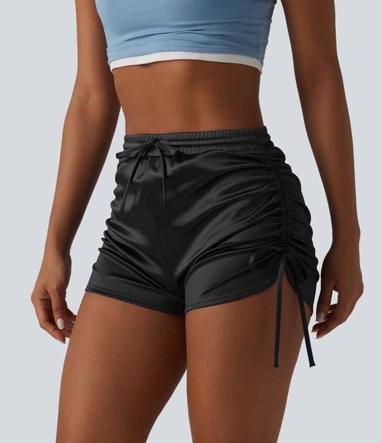 Lässige, geraffte Shorts aus Satin mit hohem Bund, Gesäßtasche und Kordelzug