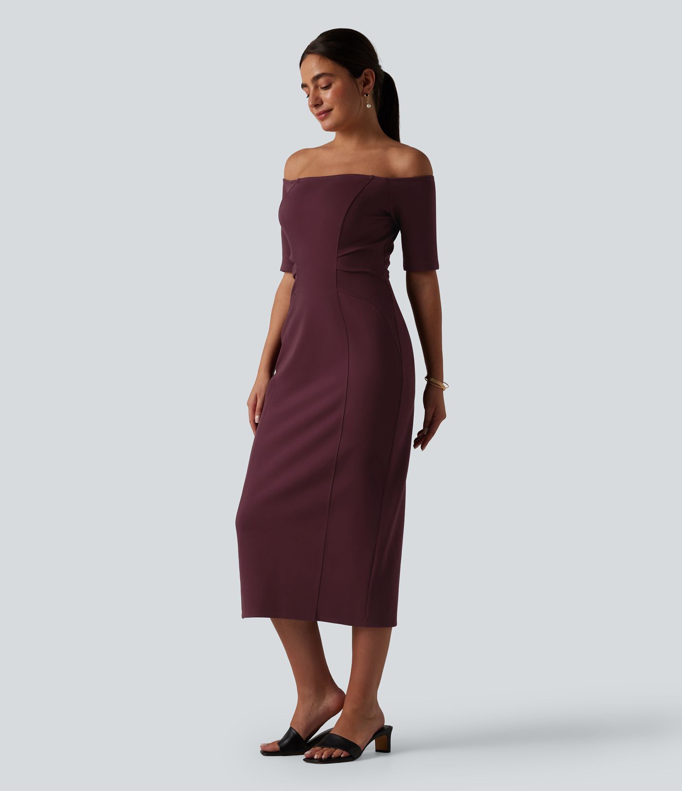 Figurbetontes Midikleid mit kurzen Ärmeln und Off-Shoulder-Design