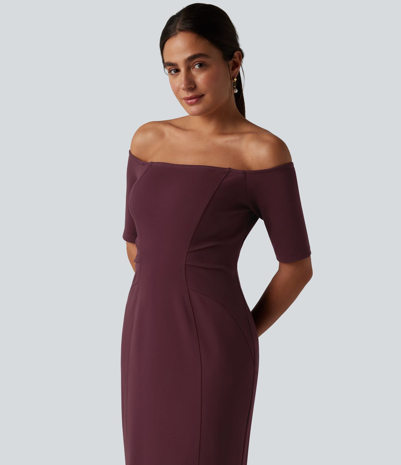 Figurbetontes Midikleid mit kurzen Ärmeln und Off-Shoulder-Design