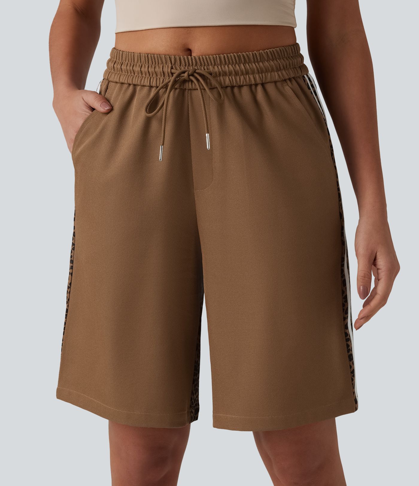 Lässige Baggyy-Shorts mit mittelhohem Bund, mehreren Taschen, Kordelzug, Leopardenmuster, Streifen und Farbblock - 25,4 cm