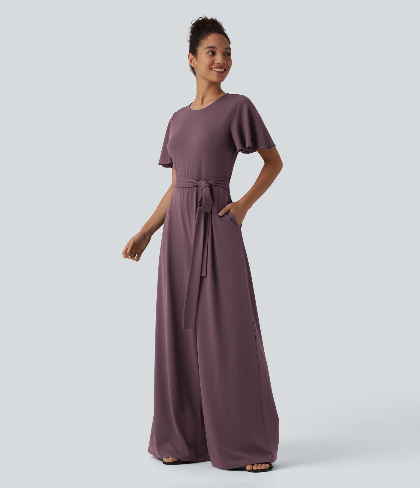 Jumpsuit mit Rundhalsausschnitt, kurzen Ärmeln, vorn zum Knoten, weitem Bein und Taschen – Easy Peezy Edition Jumpsuit mit Rundhalsausschnitt, kurzen Ärmeln, vorn zum Knoten, weitem Bein und Taschen – Easy Peezy Edition
