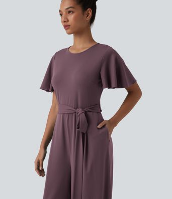 Jumpsuit mit Rundhalsausschnitt, kurzen Ärmeln, vorn zum Knoten, weitem Bein und Taschen – Easy Peezy Edition Jumpsuit mit Rundhalsausschnitt, kurzen Ärmeln, vorn zum Knoten, weitem Bein und Taschen – Easy Peezy Edition