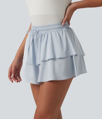Lässige Shorts aus Satin mit mittelhohem Bund, Kordelzug und mehrlagigem Rüschensaum