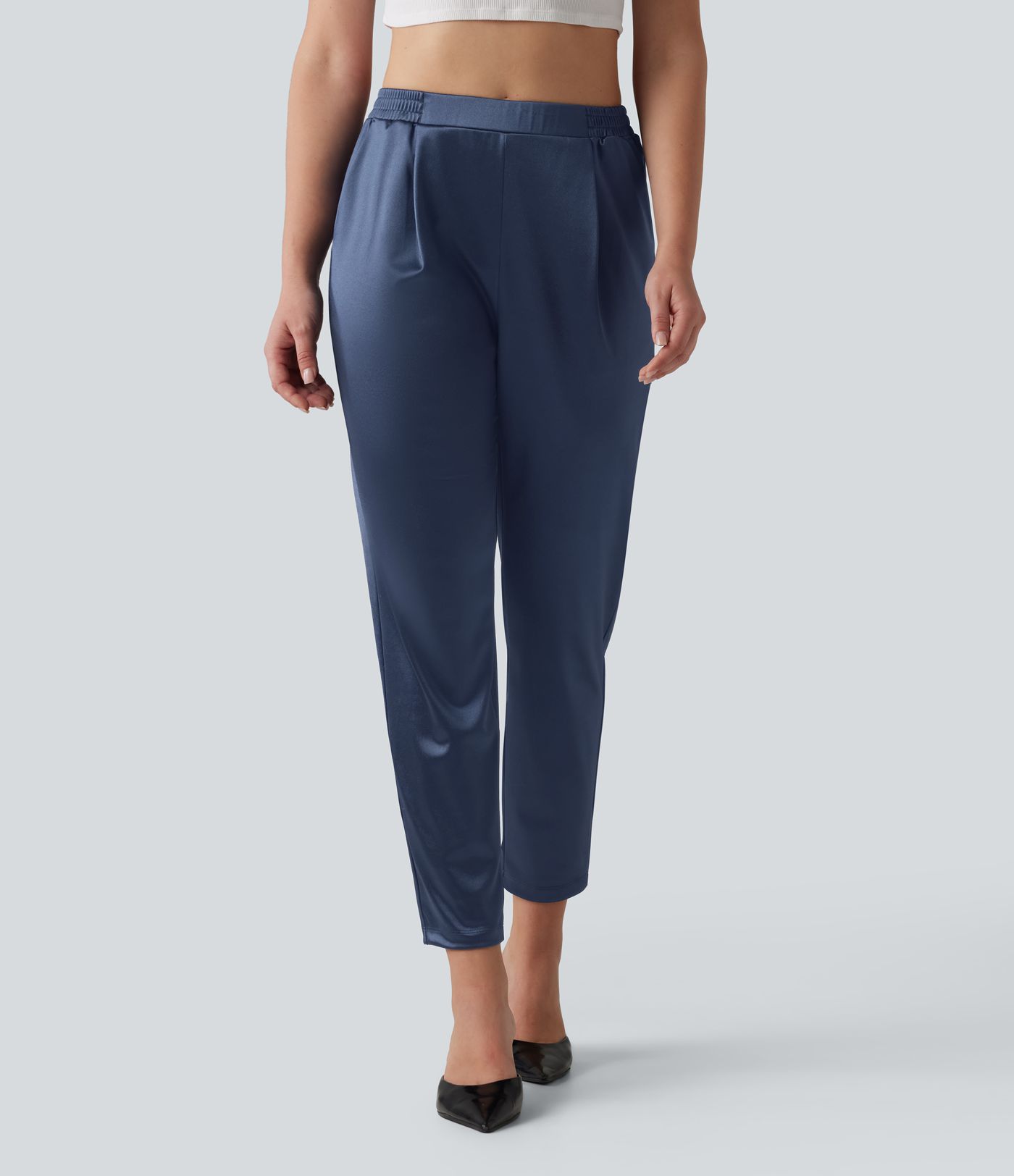 Lässige, schmal zulaufende Hose aus Satin mit hohem Bund und Seitentaschen