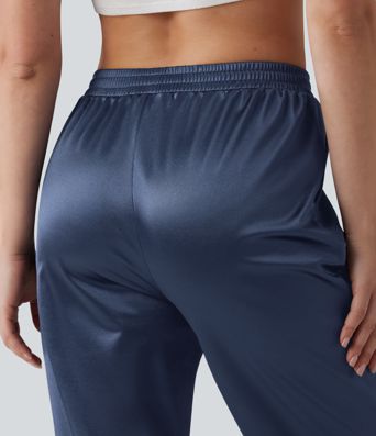 Lässige, schmal zulaufende Hose aus Satin mit hohem Bund und Seitentaschen
