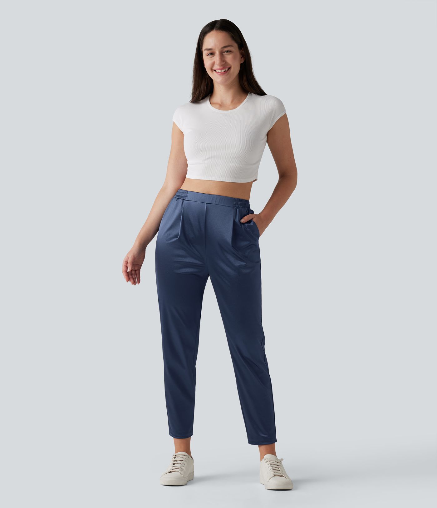 Lässige, schmal zulaufende Hose aus Satin mit hohem Bund und Seitentaschen