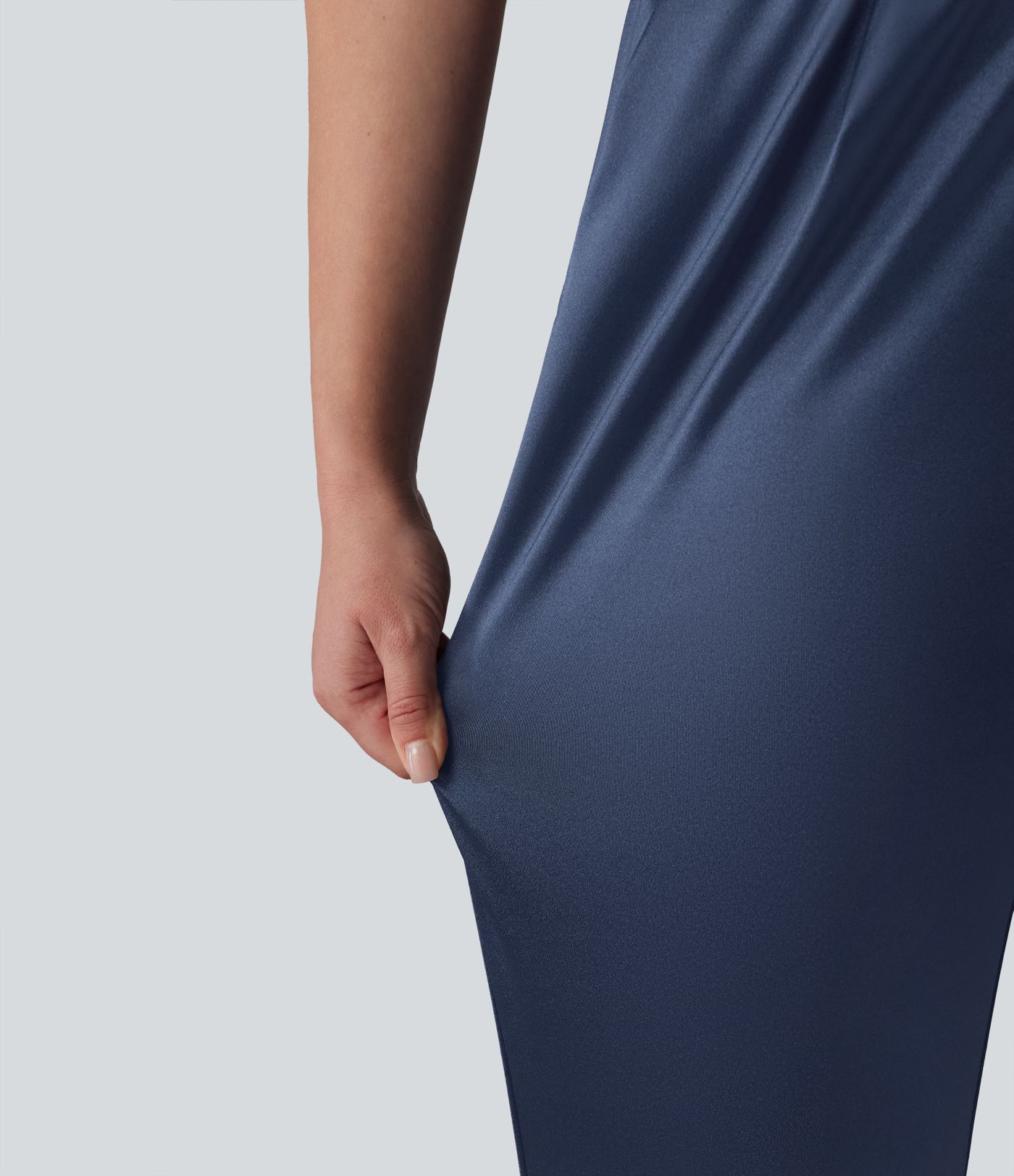 Lässige, schmal zulaufende Hose aus Satin mit hohem Bund und Seitentaschen