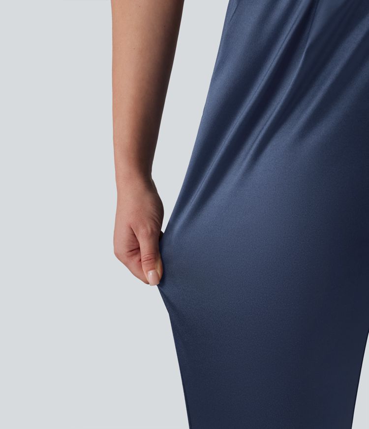 Lässige, schmal zulaufende Hose aus Satin mit hohem Bund und Seitentaschen