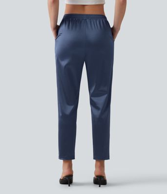 Lässige, schmal zulaufende Hose aus Satin mit hohem Bund und Seitentaschen