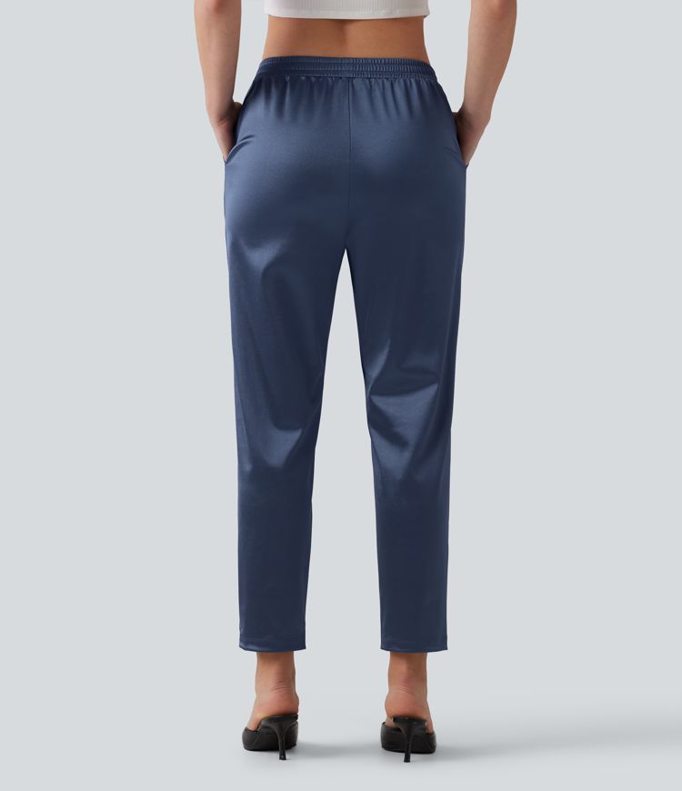 Lässige, schmal zulaufende Hose aus Satin mit hohem Bund und Seitentaschen