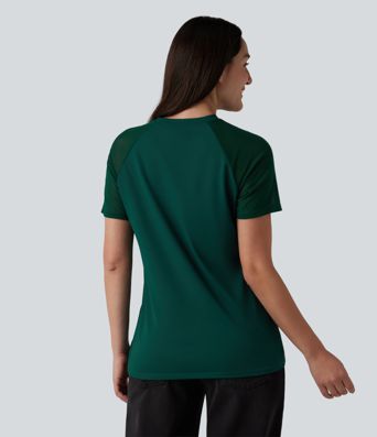 Blusa casual con cuello redondo, manga corta raglán y paneles de malla a contraste