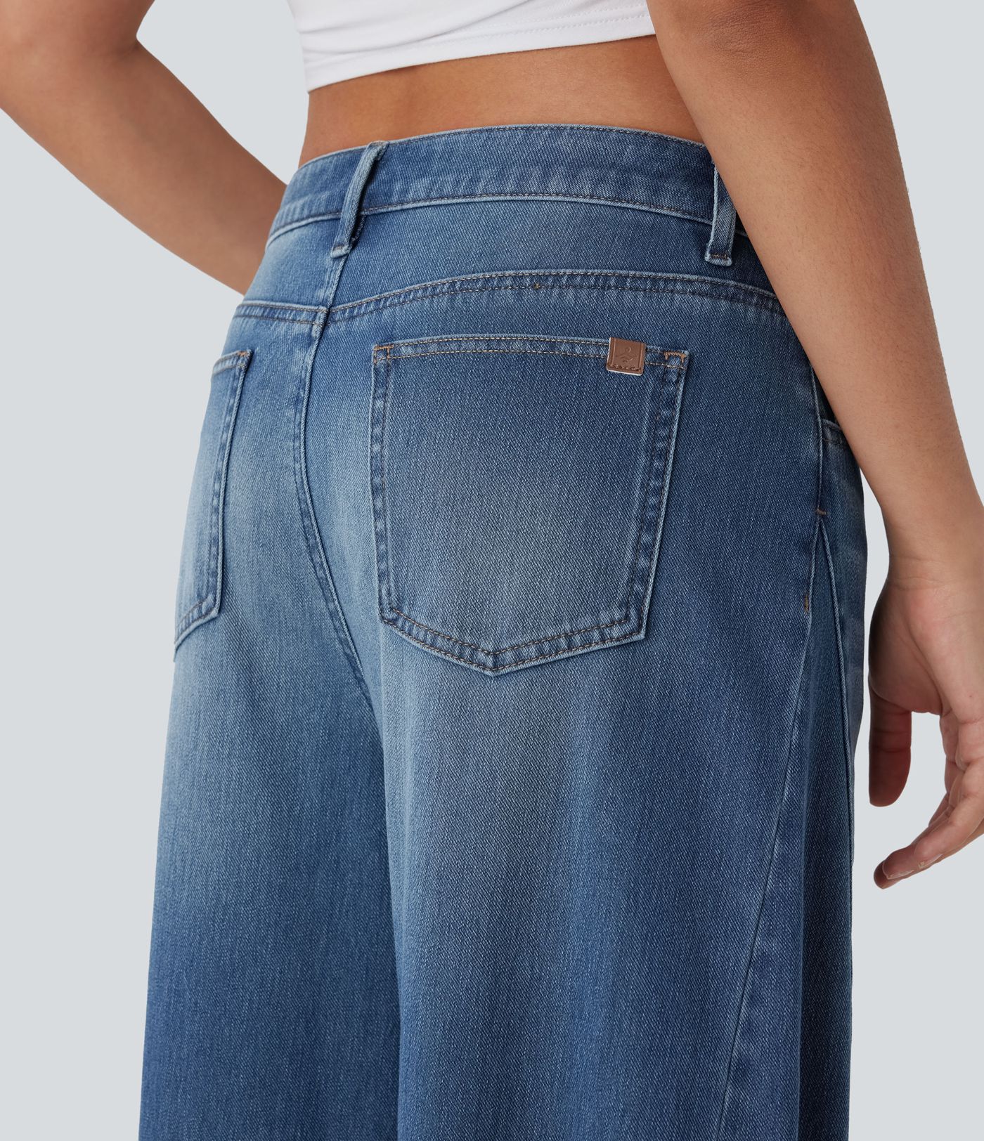 Jeans décontracté Halara Flex™ à une coupe mi-haute, lavé, avec droites et poches