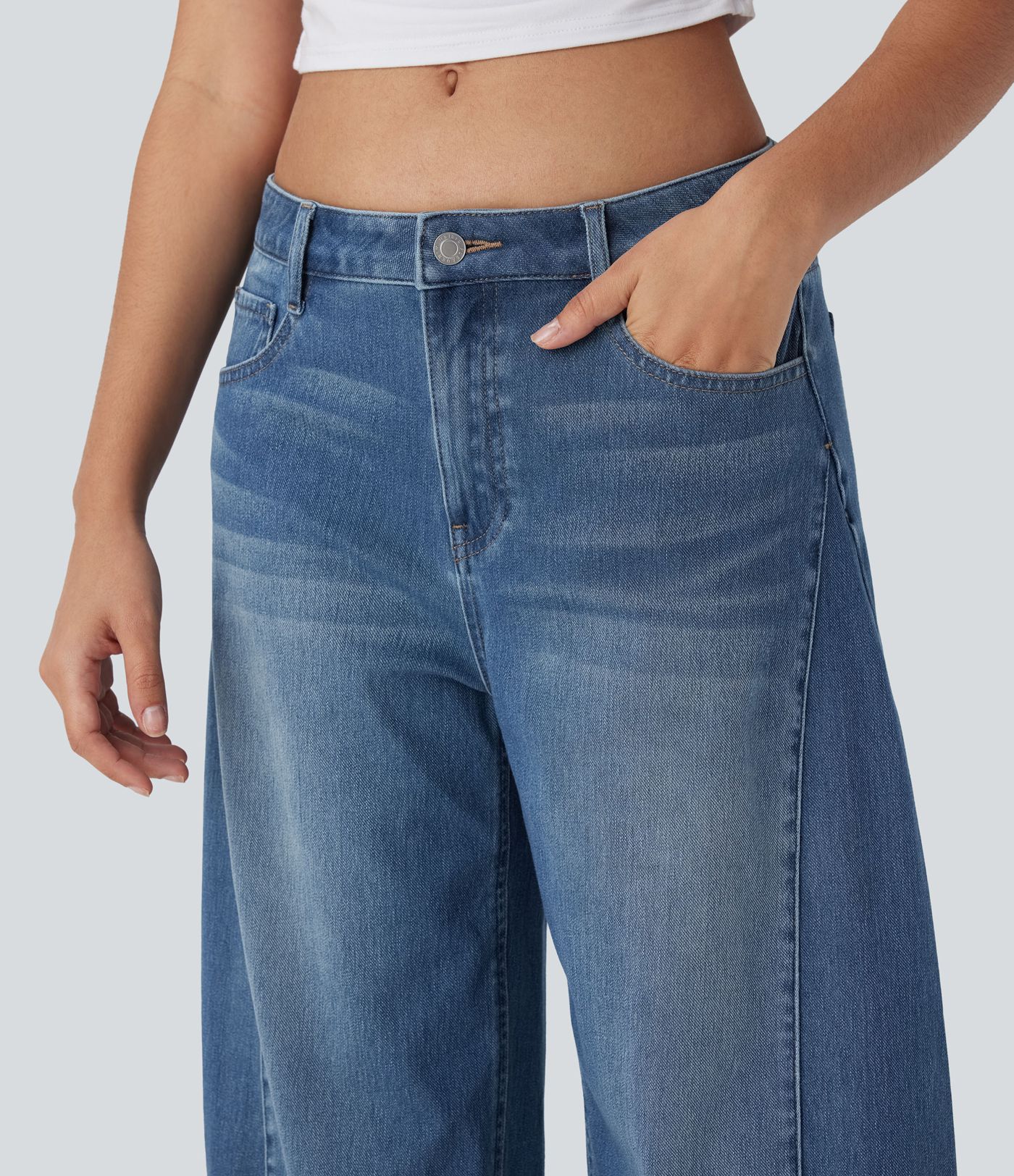Jeans décontracté Halara Flex™ à une coupe mi-haute, lavé, avec droites et poches