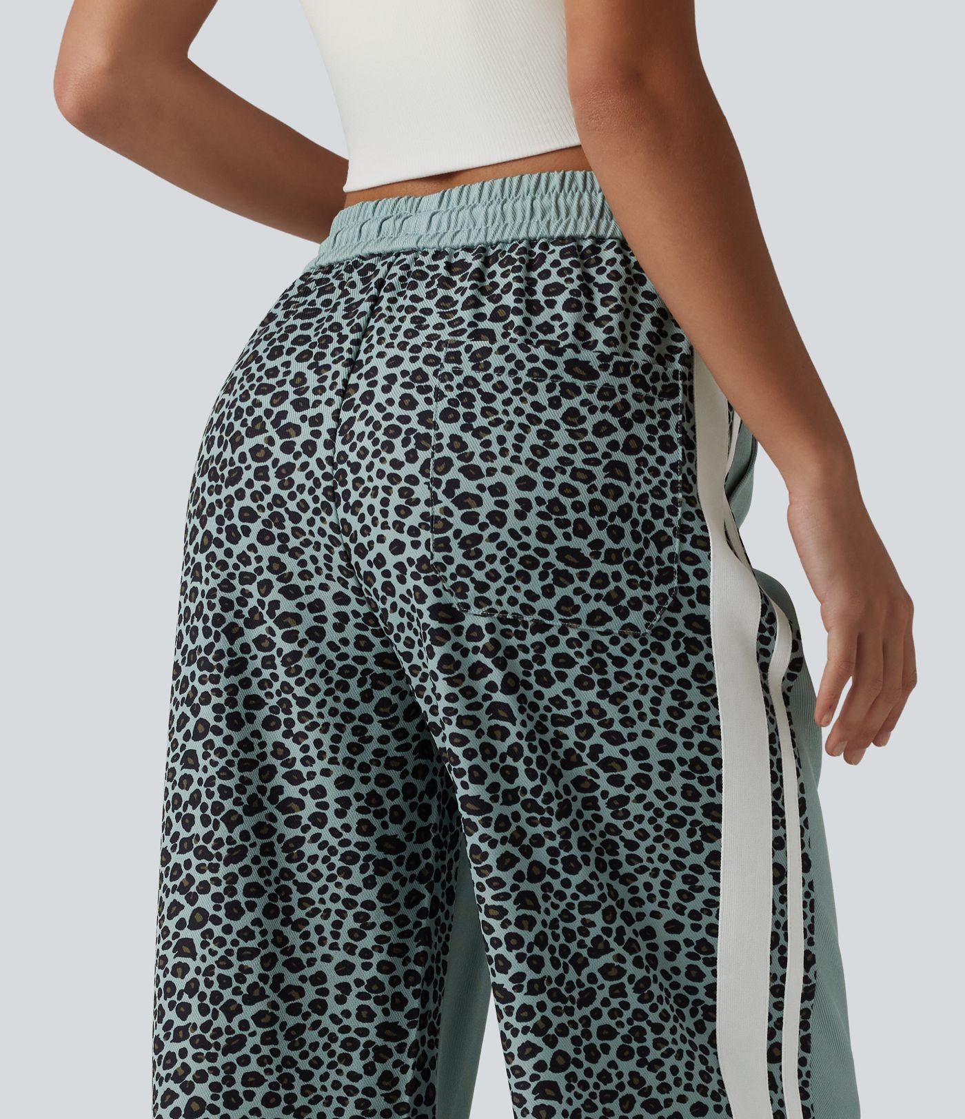 Lässige Baggy-Hose mit mittelhohem Bund, mehreren Taschen, Kordelzug, Streifen und Leopardenmuster Lässige Baggy-Hose mit mittelhohem Bund, mehreren Taschen, Kordelzug, Streifen und Leopardenmuster