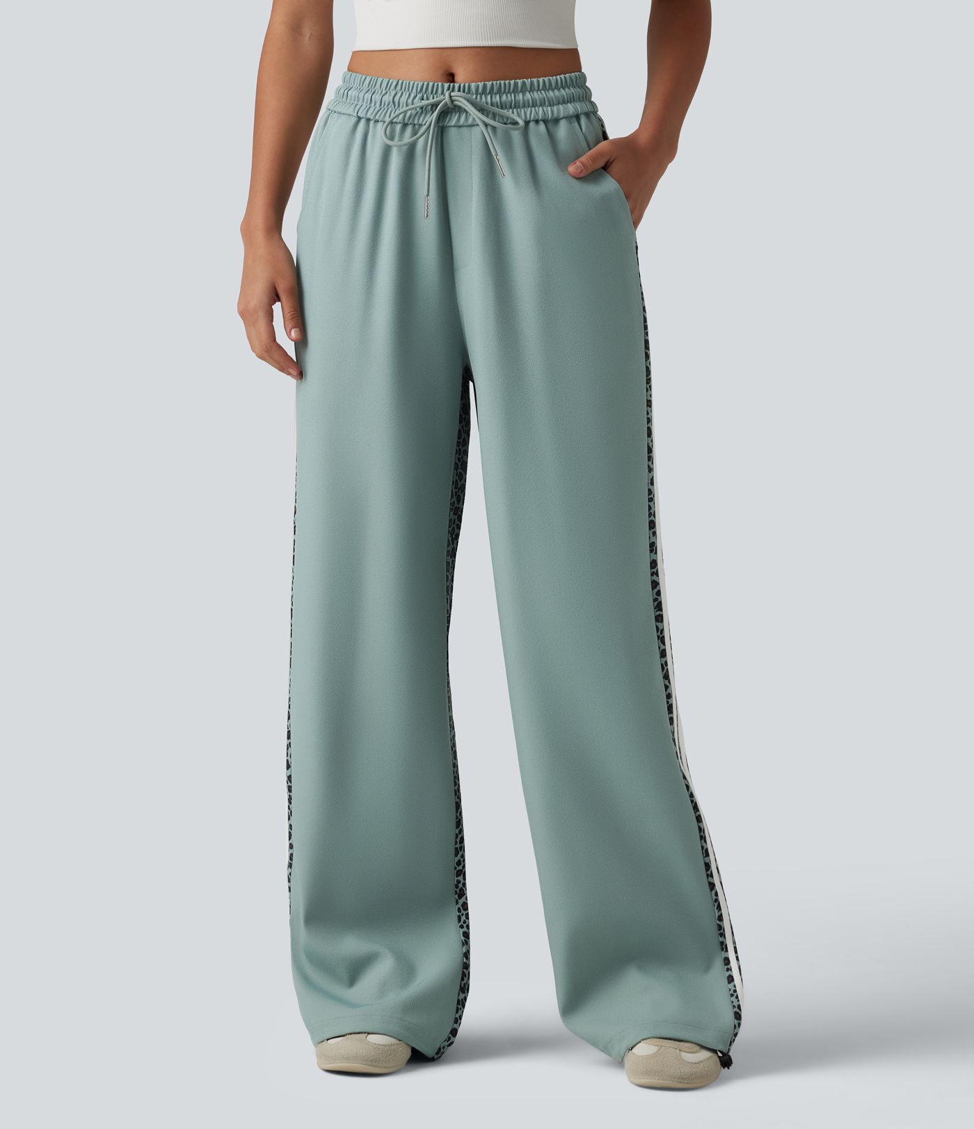 Lässige Baggy-Hose mit mittelhohem Bund, mehreren Taschen, Kordelzug, Streifen und Leopardenmuster Lässige Baggy-Hose mit mittelhohem Bund, mehreren Taschen, Kordelzug, Streifen und Leopardenmuster