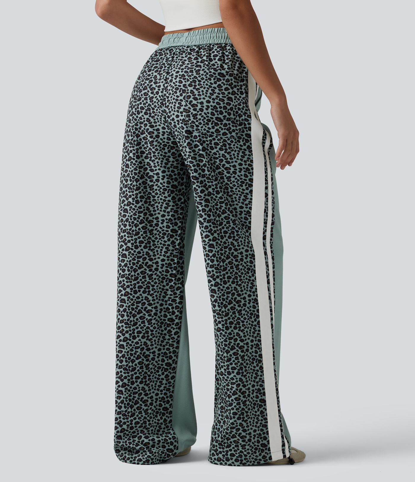 Lässige Baggy-Hose mit mittelhohem Bund, mehreren Taschen, Kordelzug, Streifen und Leopardenmuster Lässige Baggy-Hose mit mittelhohem Bund, mehreren Taschen, Kordelzug, Streifen und Leopardenmuster