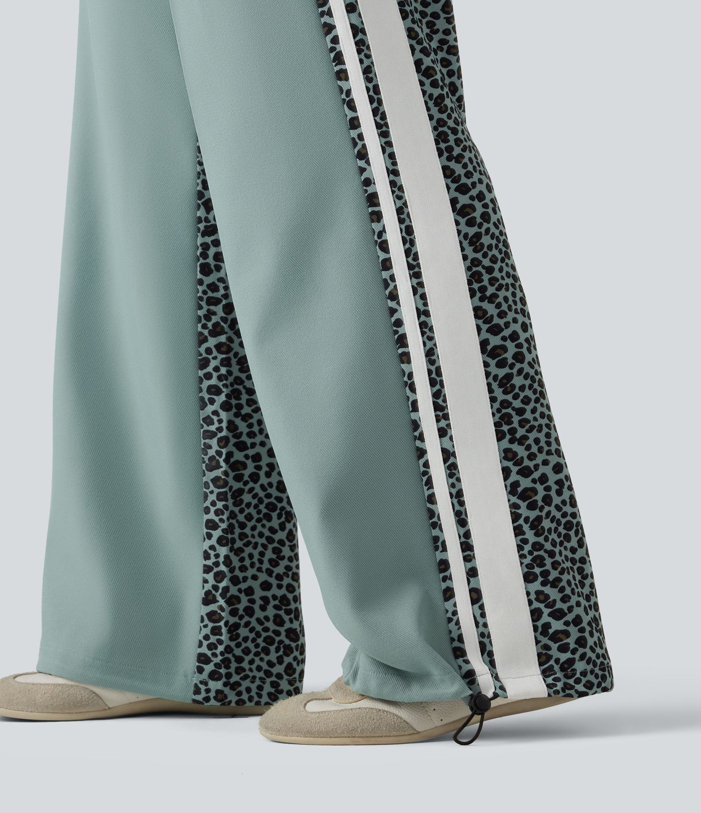 Lässige Baggy-Hose mit mittelhohem Bund, mehreren Taschen, Kordelzug, Streifen und Leopardenmuster Lässige Baggy-Hose mit mittelhohem Bund, mehreren Taschen, Kordelzug, Streifen und Leopardenmuster