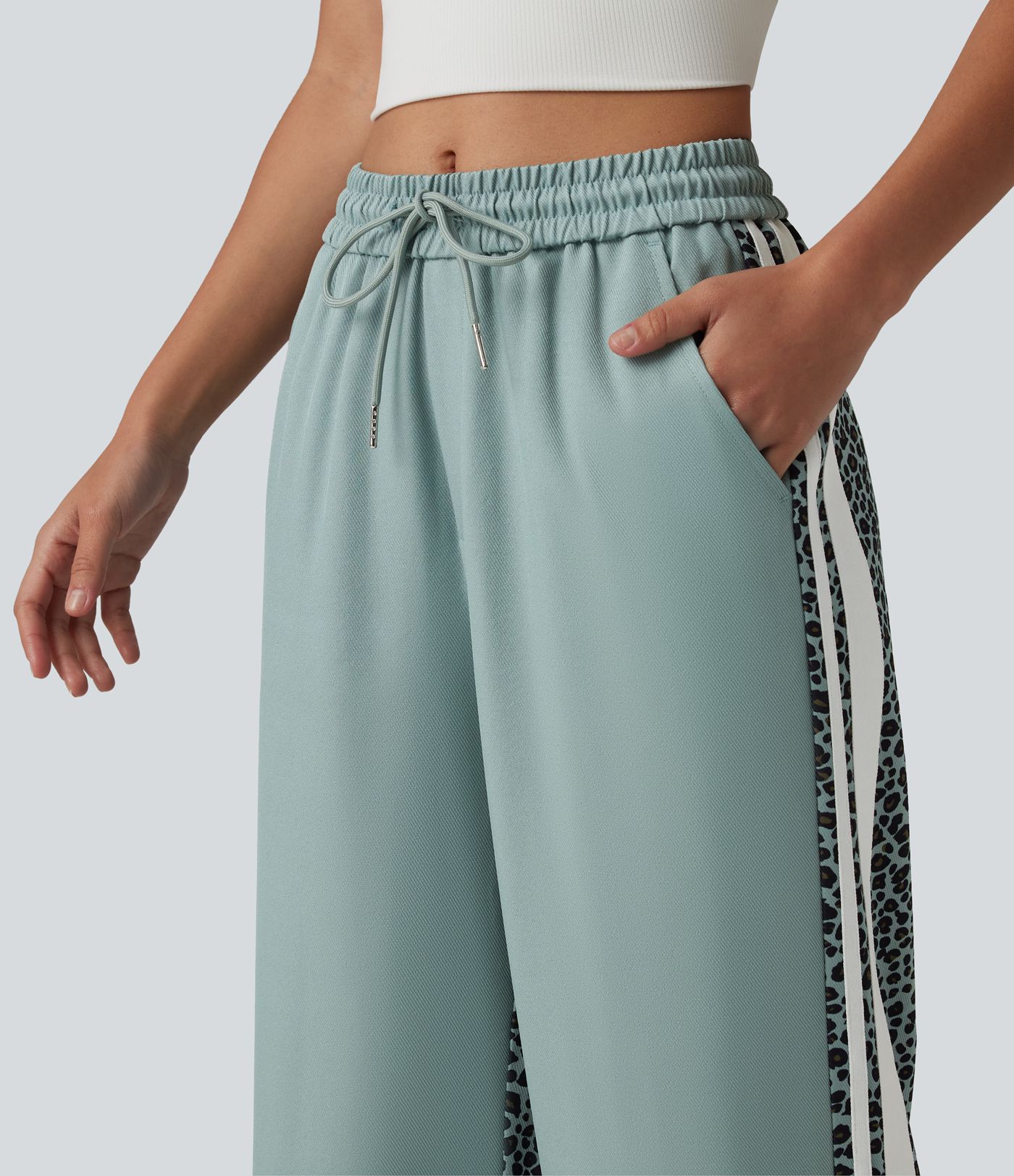 Lässige Baggy-Hose mit mittelhohem Bund, mehreren Taschen, Kordelzug, Streifen und Leopardenmuster Lässige Baggy-Hose mit mittelhohem Bund, mehreren Taschen, Kordelzug, Streifen und Leopardenmuster