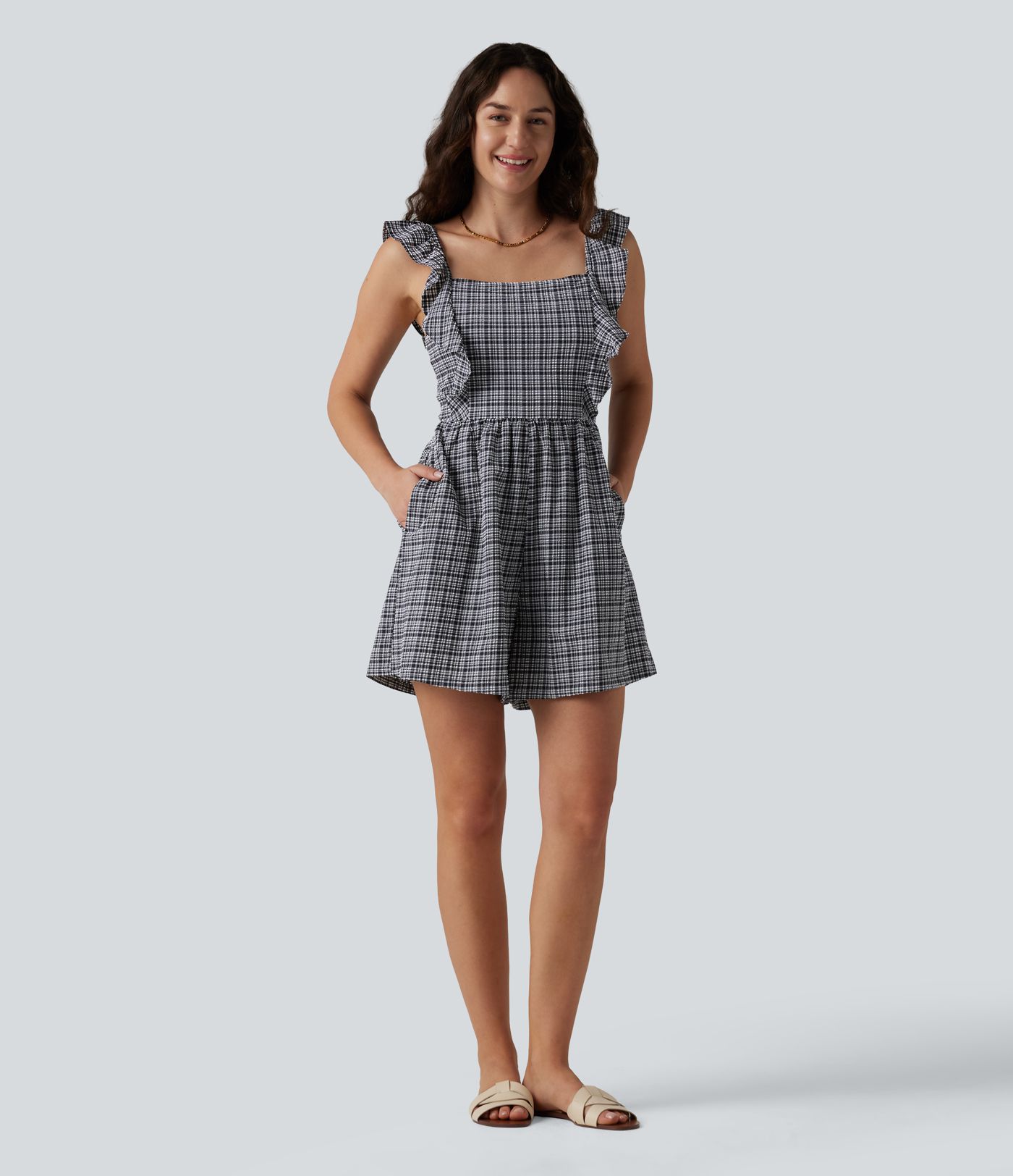 Tuta corta casual a quadri con scollatura posteriore annodata, volant, effetto stropicciato, asciugatura rapida e tasche — Facilissima