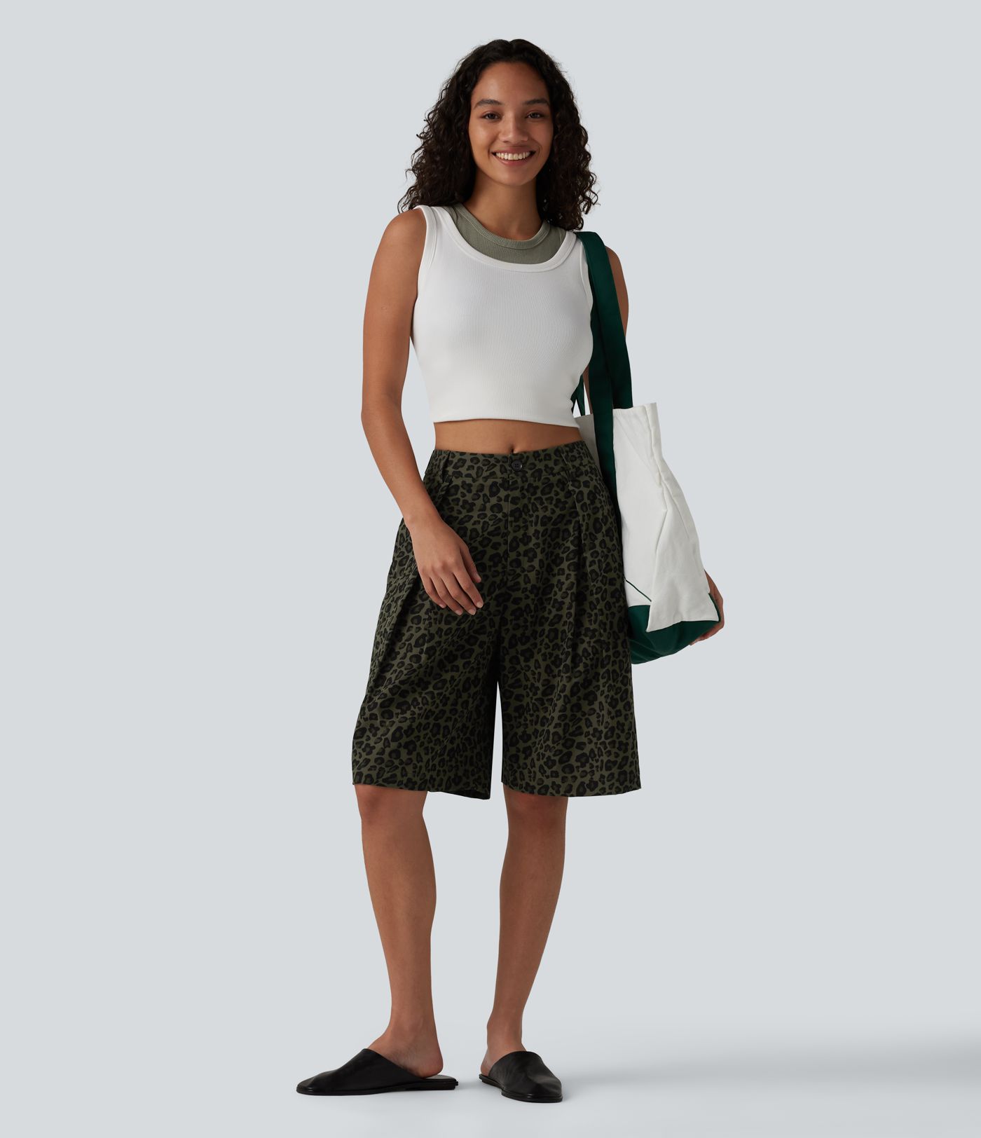 Lässige Shorts mit mittelhohem Bund, Seitentaschen und Leopardenmuster - 25,4 cm