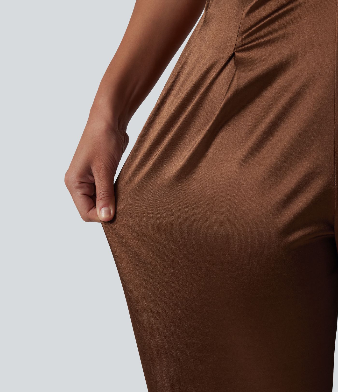 Schmal zulaufende Bürohose aus Satin mit hohem Bund und Seitentaschen