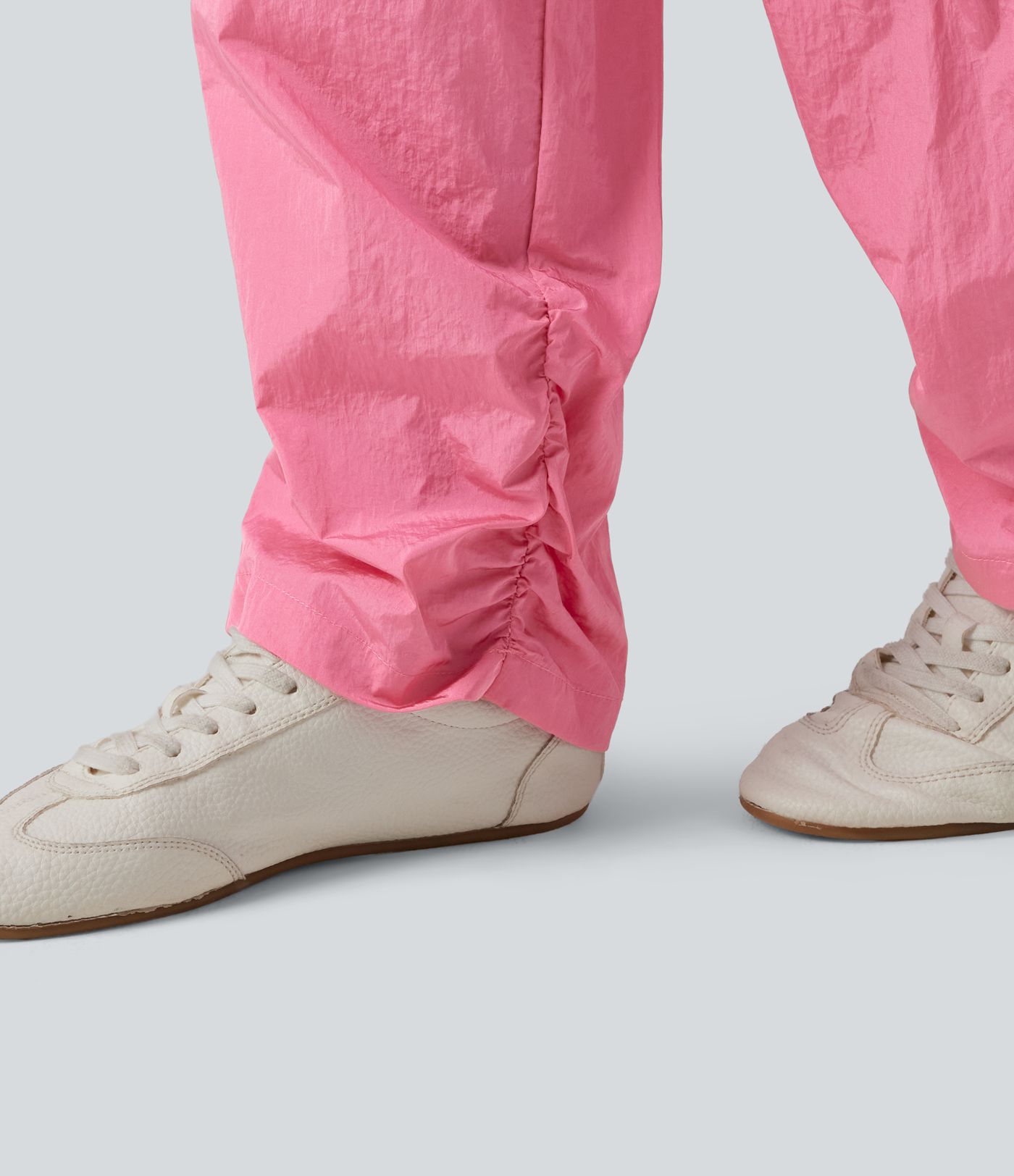 Lässige Hose mit hohem Bund, Seitentaschen, Kordelzug, Nieten und geradem Bein