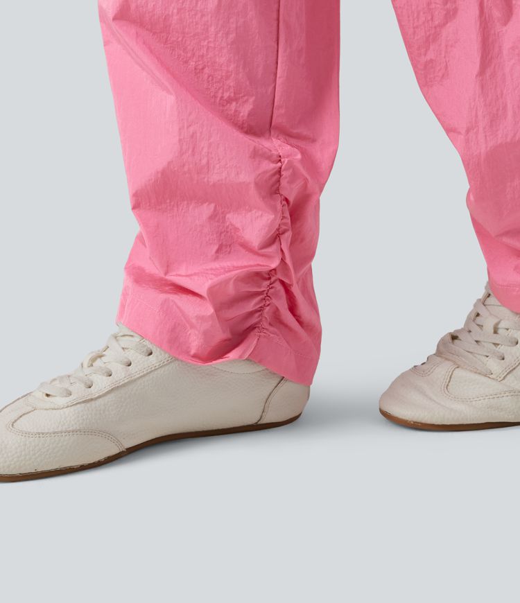 Lässige Hose mit hohem Bund, Seitentaschen, Kordelzug, Nieten und geradem Bein