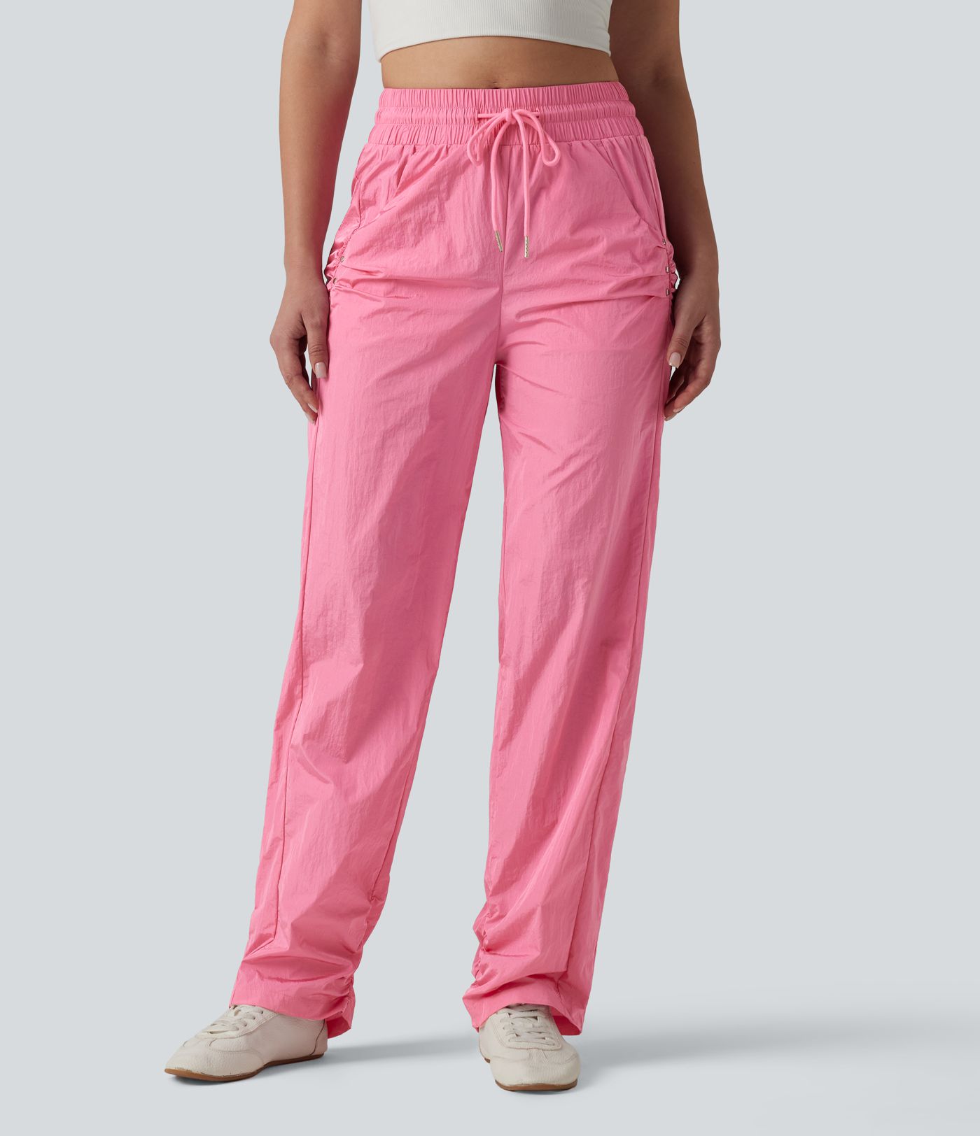 Lässige Hose mit hohem Bund, Seitentaschen, Kordelzug, Nieten und geradem Bein