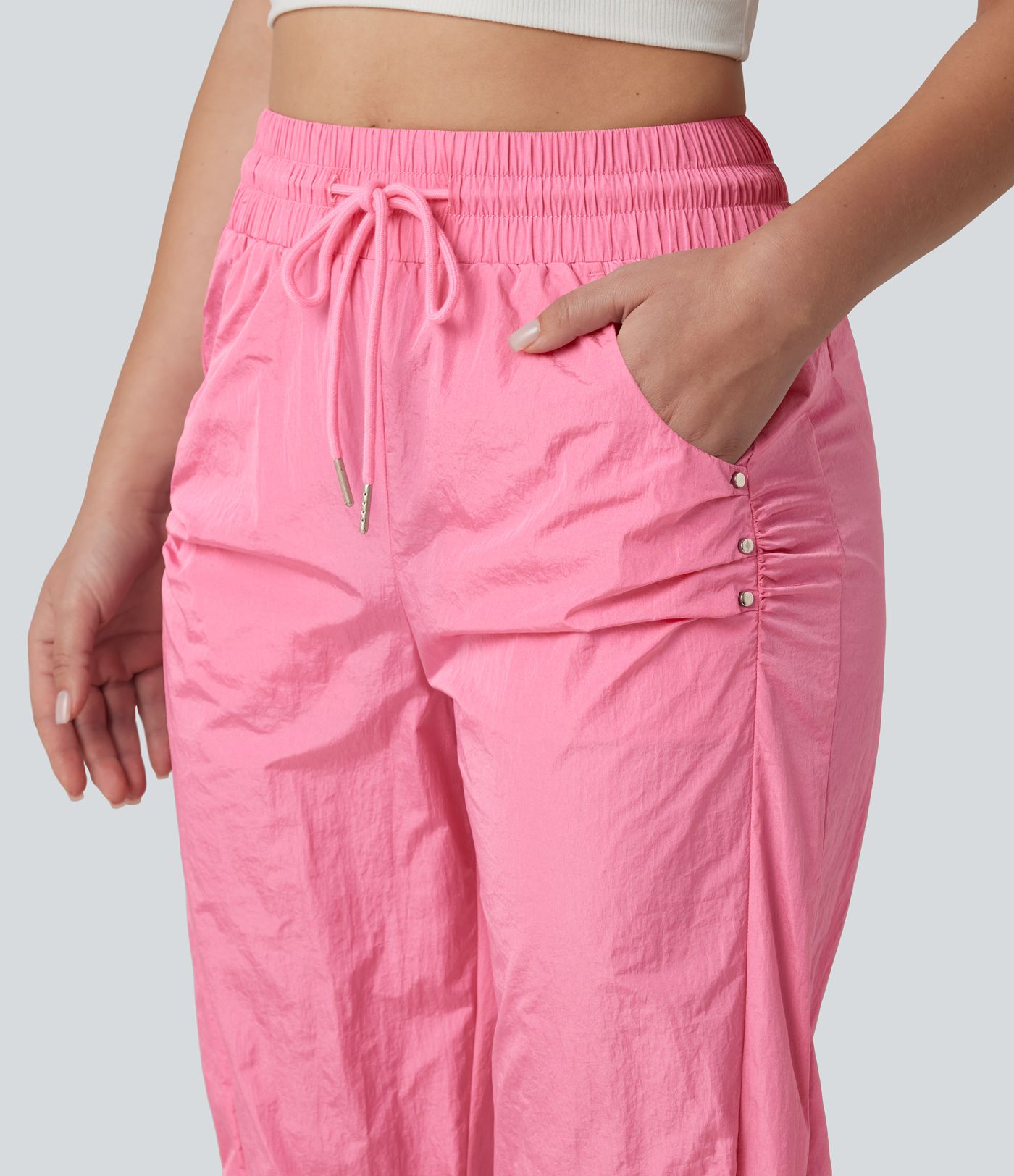 Lässige Hose mit hohem Bund, Seitentaschen, Kordelzug, Nieten und geradem Bein