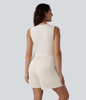 Ärmelloser, gerippter 2-in-1 Einteiler mit V-Ausschnitt, Seitentaschen, gerafften Details und integriertem BH - Easy Peezy