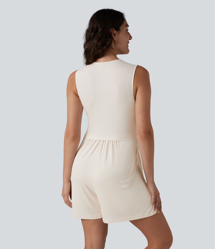 Ärmelloser, gerippter 2-in-1 Einteiler mit V-Ausschnitt, Seitentaschen, gerafften Details und integriertem BH - Easy Peezy
