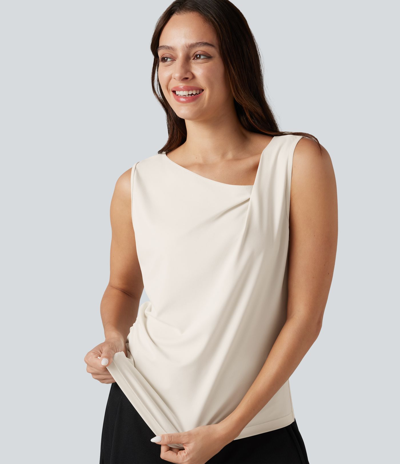 Gerafftes, ärmelloses Büro-Top mit asymmetrischem Wasserfallausschnitt und geschlitztem Saum