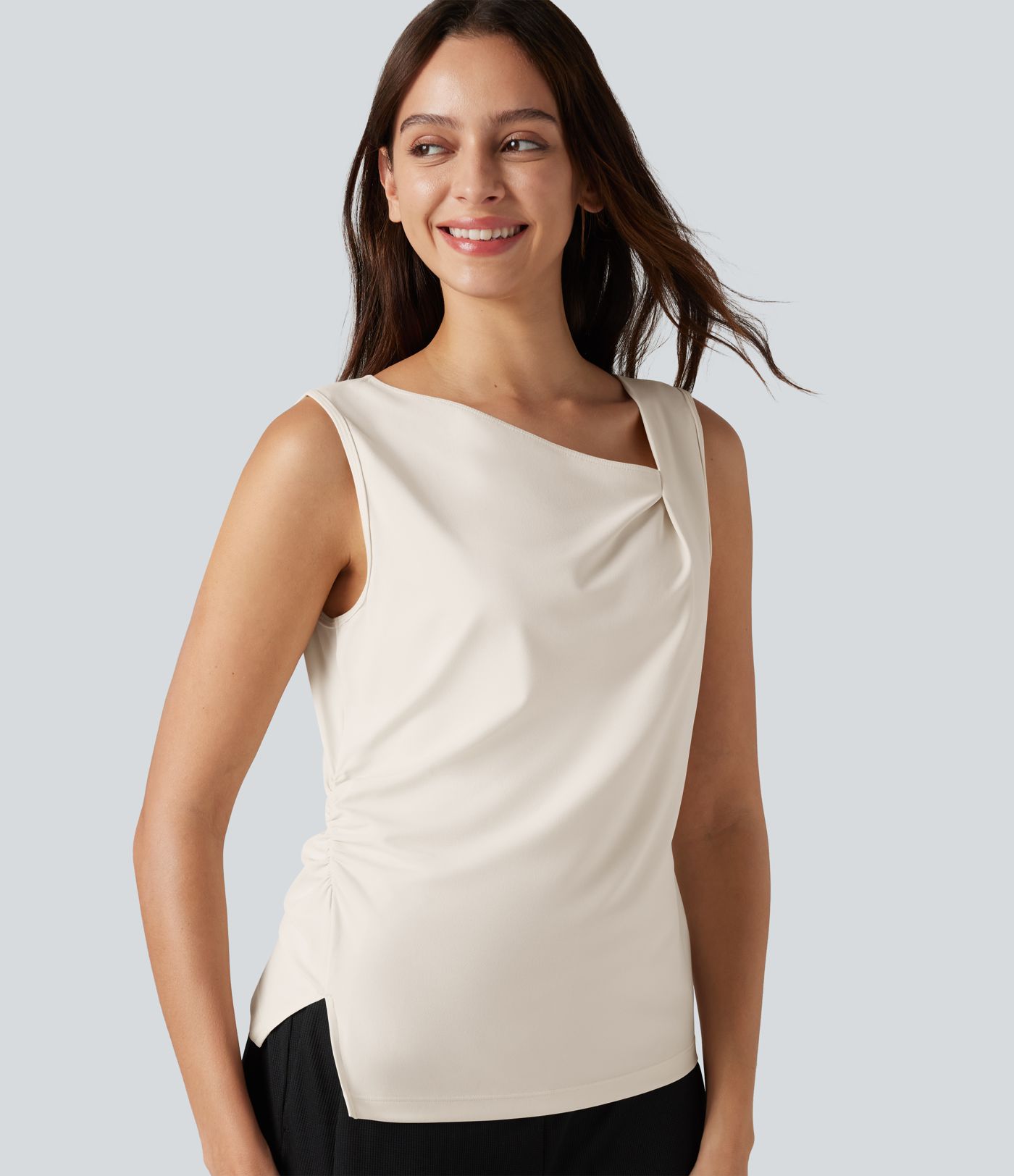 Gerafftes, ärmelloses Büro-Top mit asymmetrischem Wasserfallausschnitt und geschlitztem Saum