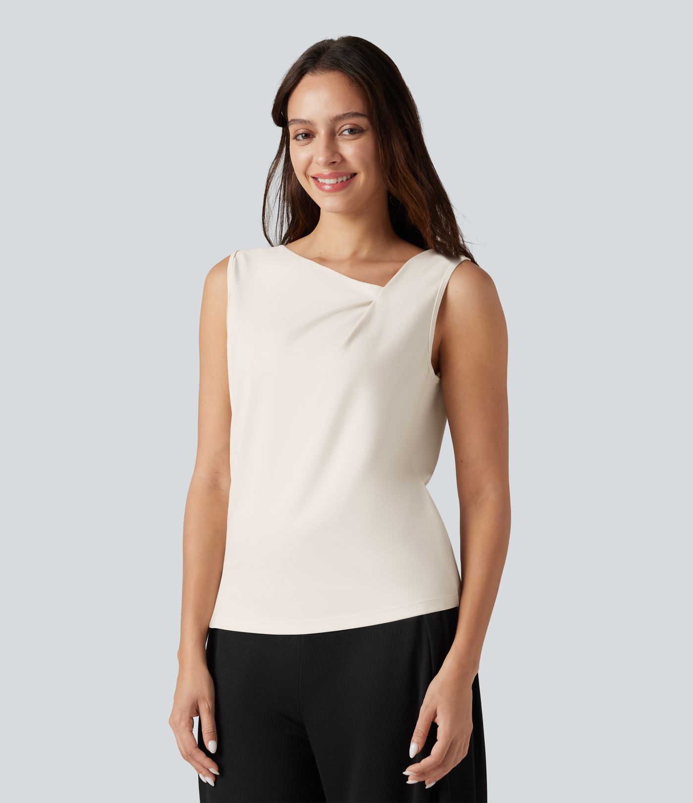 Gerafftes, ärmelloses Büro-Top mit asymmetrischem Wasserfallausschnitt und geschlitztem Saum