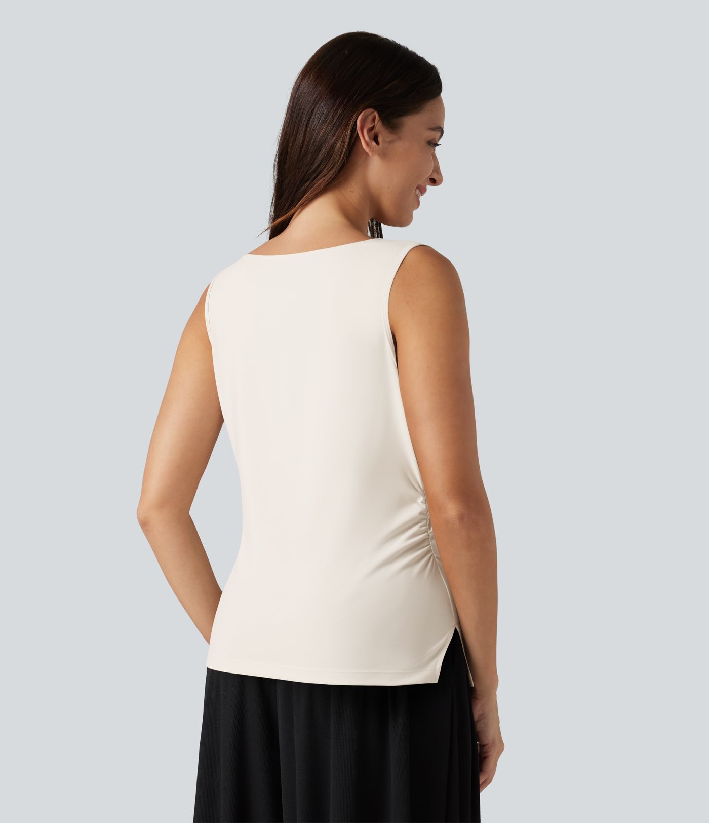 Gerafftes, ärmelloses Büro-Top mit asymmetrischem Wasserfallausschnitt und geschlitztem Saum