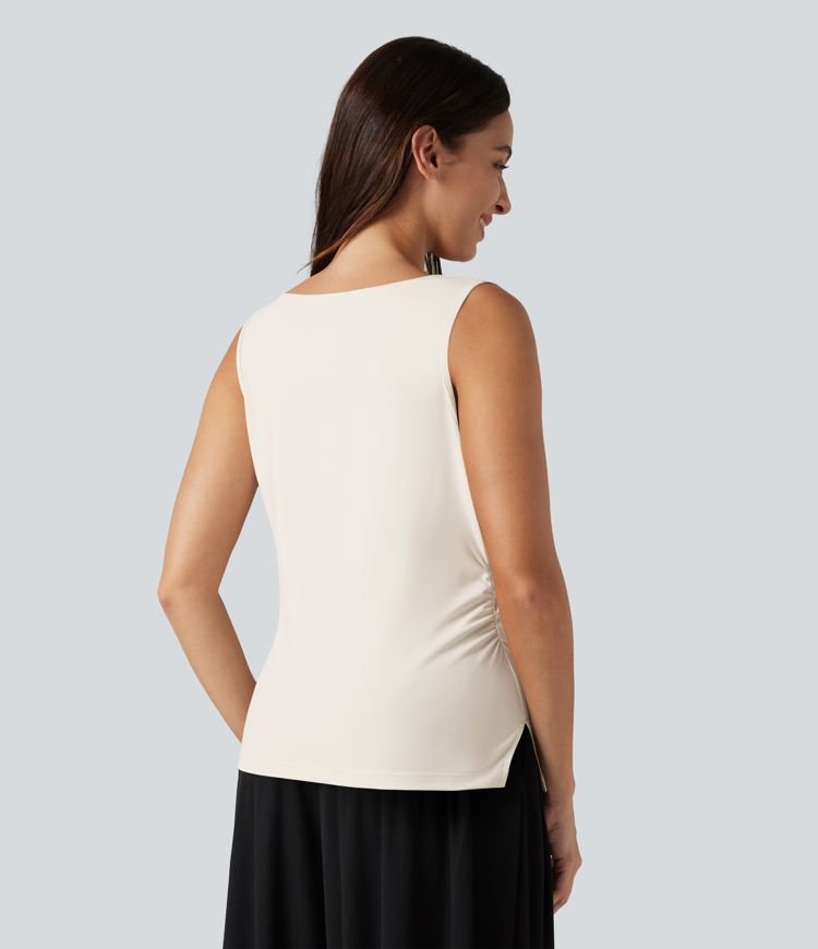 Gerafftes, ärmelloses Büro-Top mit asymmetrischem Wasserfallausschnitt und geschlitztem Saum